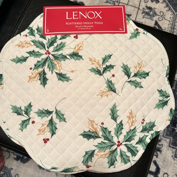 Lenox Scattered Holly Toile 15” set of 4 reversible quilted placemats - Picture 1 of 3